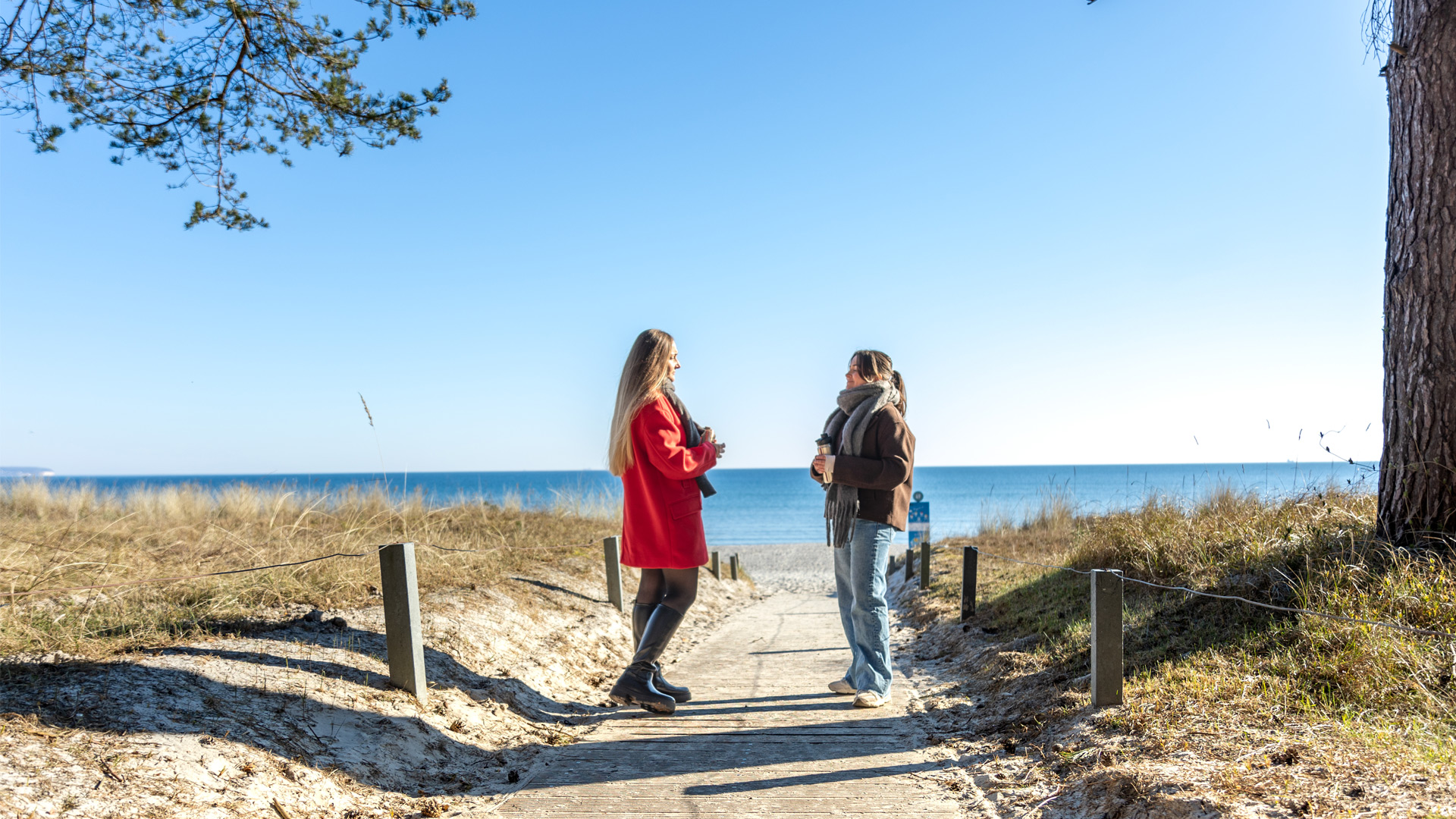 Herbstliche Stimmung in Tossens mit warmen Farben, frischer Meeresluft und gemütlicher Atmosphäre für einen erholsamen Herbsturlaub.